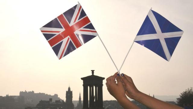 флаги Британии и Шотландии над Эдинбургом в 2014 году