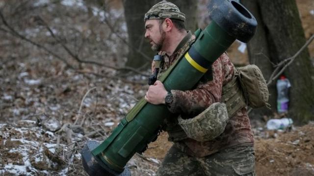 Украинский солдат с противотанковой системой Javelin