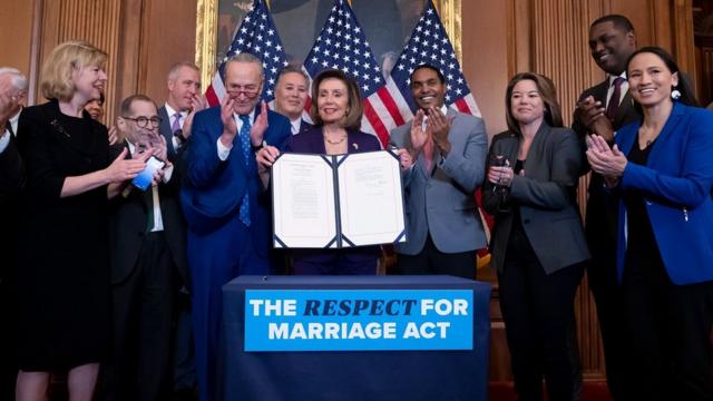 Спикер Нэнси Пелоси и конгрессмены держат законопроект "Об уважении брака"