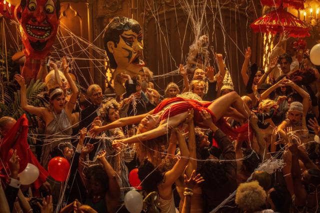 Оргиастическая вечеринка - первое сенсационное появление Нелли ЛаРой (Марго Робби) в высшем свете Голливуда
