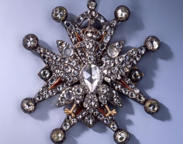 Один из возвращенных предметов: украшенный бриллиантами польский орден Белого орла
