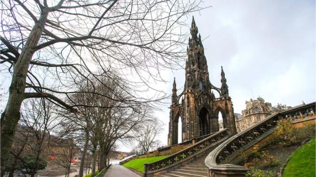 Монумент Вальтеру Скотту в Эдинбурге, общий вид
