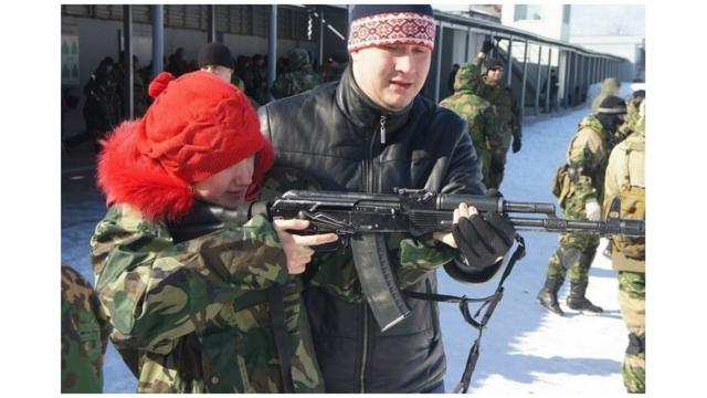 Денис Ковырзин учит Аллу стрелять из «калаша»