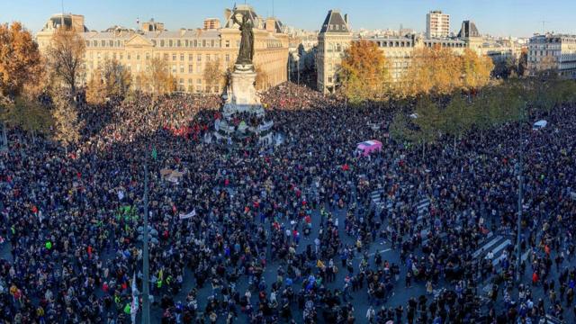 Протестующие в Париже вышли на Площадь Республики