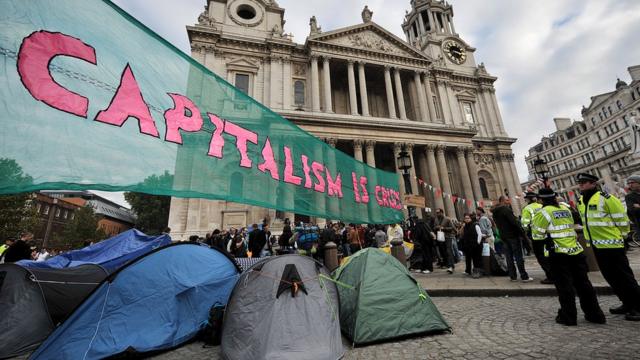 "Оккупай" в Лондоне в 2011-м под лозунгом "капитализм и ЕСТЬ кризис"