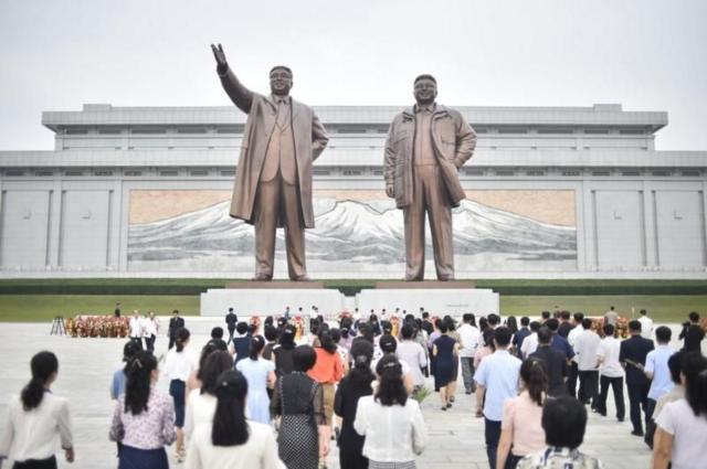 Rezim Korea Utara dicirikan oleh kultus kepribadian ekstrim terhadap Kim.
