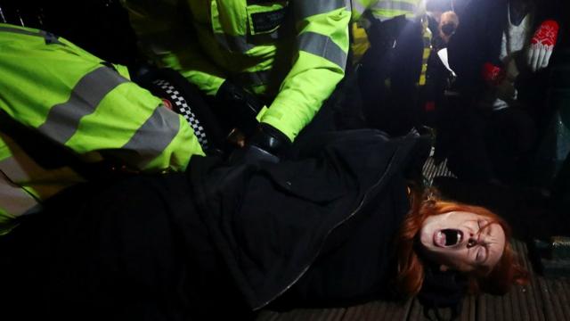 Полиция задерживает женщину в Клэпхэме