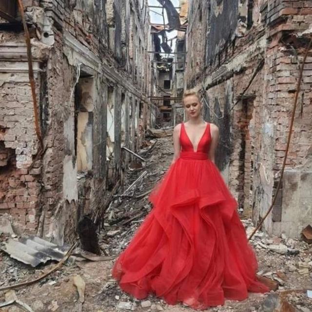 Валерия у руин своей школы в Харькове