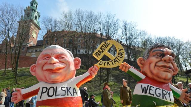 Демонстрация с куклами лидера ПиС Ярослава Качиньского и премьера Венгрии Виктора Орбана в Кракове