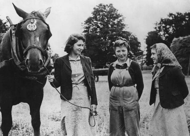 Принцесса Елизавета с лошадью на ферме в 1943 году