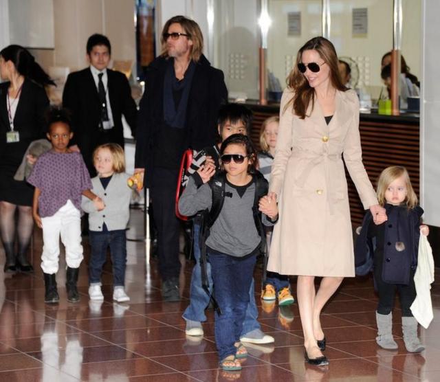 Брэд Питт и Анджелина Джоли с детьми в токийском аэропорту Ханэда, ноябрь 2011 года