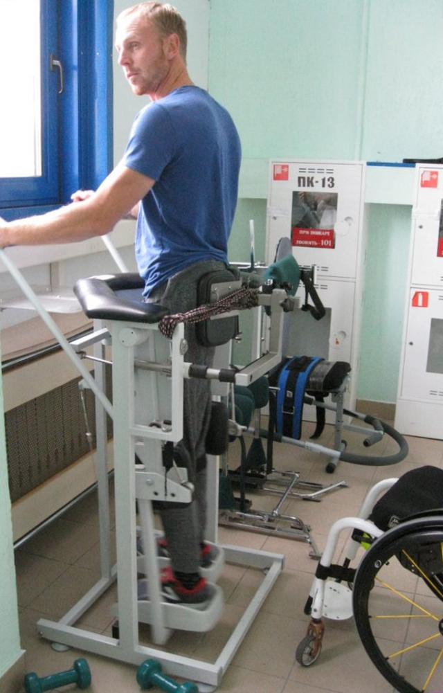 Саша Авдевич, инвалид-колясочник из Белоруссии, на тренажере-вертикализаторе