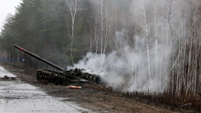 Дымящийся российский танк, подбитый украинцами неподалеку от Киева