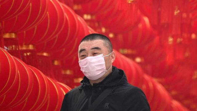 Мужчина в маске в Китае