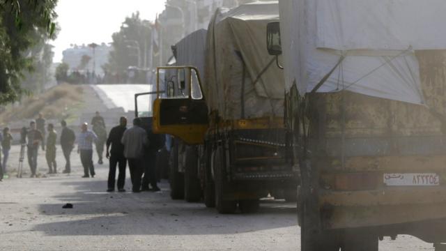 Грузовики ООН ожидают пропуска в городок Моадимайет-аш-Шам поблизости от Дамаска