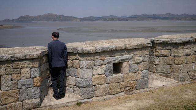 Вид с острова Канхвадо на Северную Корею