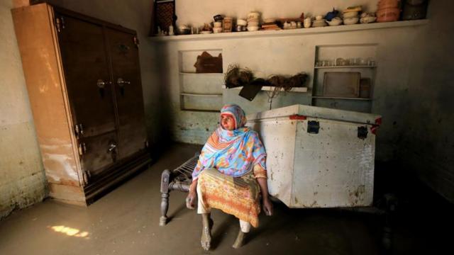 Женщина в своем доме после наводнения в районе Чарсадда, провинция Хайбер-Пахтунхва, 28 августа 2022