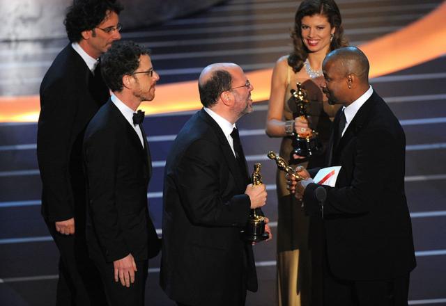 Дензел Вашингтон вручает продюсеру Скотту Рудину и братьям Коэнам "Оскара" за лучший фильм за картину "Старикам тут не место". Лос-Анджелес, 24 февраля 2008 г.