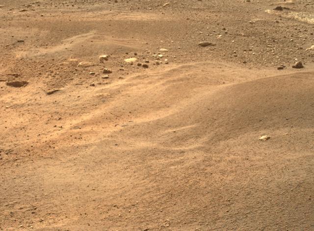 Еще один снимок поверхности Марса, сделанный камерой Mastcam-Z
