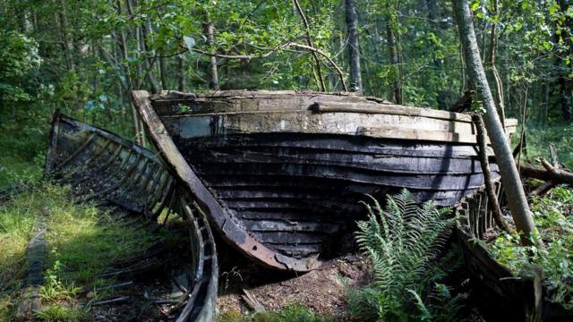 Давно брошенные в лесу лодки в окрестностях поселка Мазирбе напоминают о том, что здесь происходило в советское время