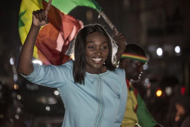 Anta Babacar, candidate à l'élection présidentielle sénégalaise, salue ses partisans depuis un véhicule lors d'un rassemblement à Dakar, le lundi 11 mars 2024.