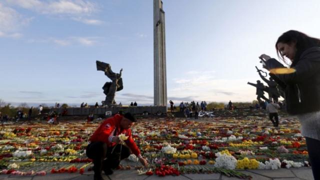 Цветы около военного мемориала в Риге