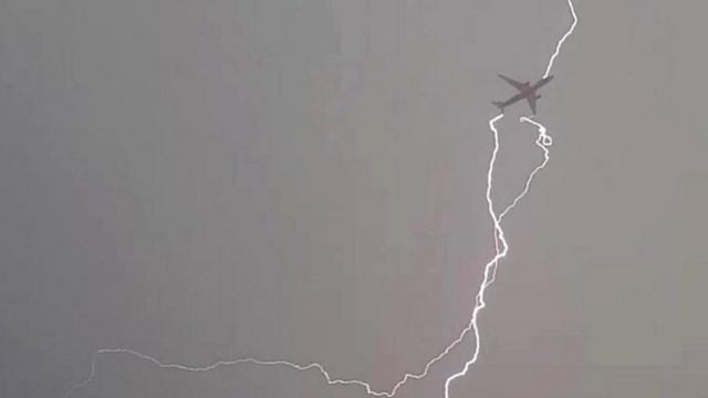 Молния попадает в самолет