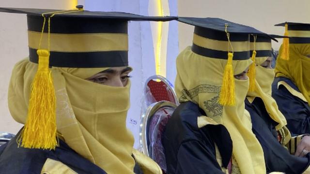 Студентки частного университета на выпускной церемонии с участием представителей талибов в Кандагаре, Афганистан, 27 ноября 2021 года.