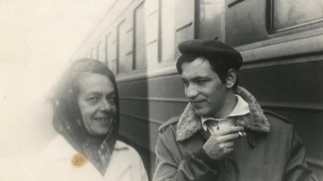 Александр Даниэль у матерю Ларисой Богаоаз в ссылке. Чуна, Иркутская область. Весна 1969 г.