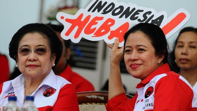 Megawati Soekarnoputri dan Puan Maharani ikut dalam kampanye pemilu tahun 2014 di Surabaya. 