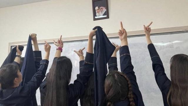 Иранские школьницы