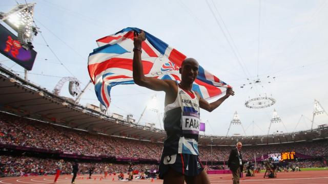 Мо Фара празднует победу на Олимпиаде 2012 года в Лондоне