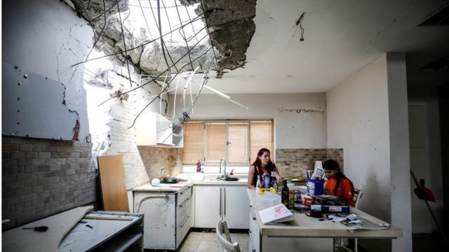 Дома в южной и центральной частях Израиля были обстреляны ракетами из Газы