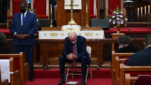 Джо Байден молится в церкви