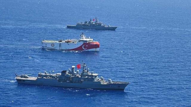 Геологоразведочное судно Oruc Reis и корабли турецкого флота, август 2020