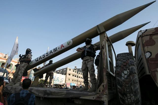 Палестинские боевики из ХАМАС демонстрируют ракеты "Кассам" на параде в секторе Газа в 2016 году