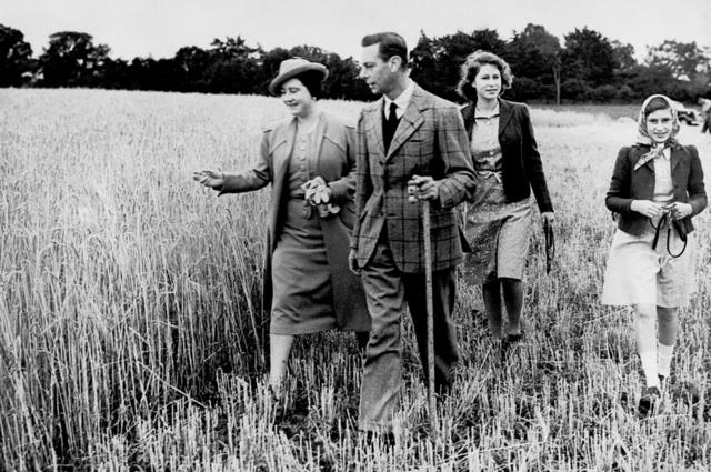 Принцесса Елизавета в 1942 году с королем Георгом VI, королевой Елизаветой и принцессой Маргарет.