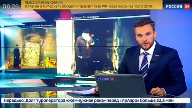 Ведущий новостей в студии российского ТВ