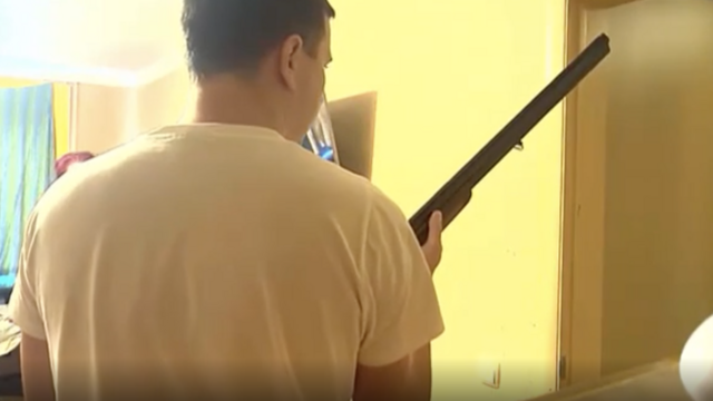 Андрей Зельцер с ружьем - кадры из видеозаписи