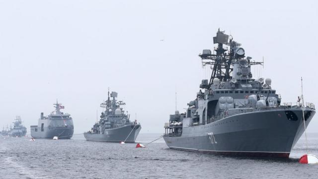 Во время празднования Дня ВМФ в России во Владивостоке - эсминец "Адмирал Виноградов"