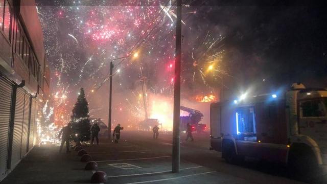 Пожар павильона пиротехники в Ростове