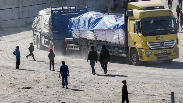 Personnes près d'un camion transportant de l'aide à Rafah