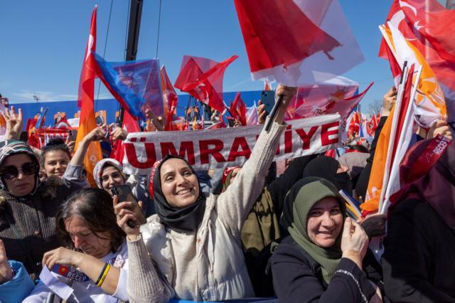 Bələdiyyə seçkiləri mitinqlərində AKP tərəfdarları Prezidentin şəklini tuturlar