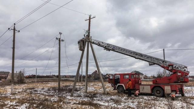 Ремонт электросетей в Харьковской области. Они пострадали из-за обстрелов со стороны России