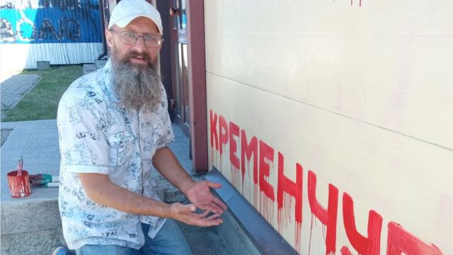 Дмитрий Скурихин писал на стене своего магазина названия пострадавших от российских бомбежек городов Украины
