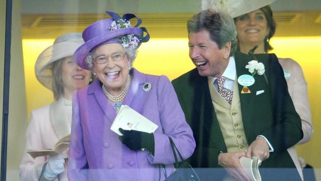 Королева Елизавета II и ее менеджер Джон Уоррен радуются победе королевской кобылы Эстимейт