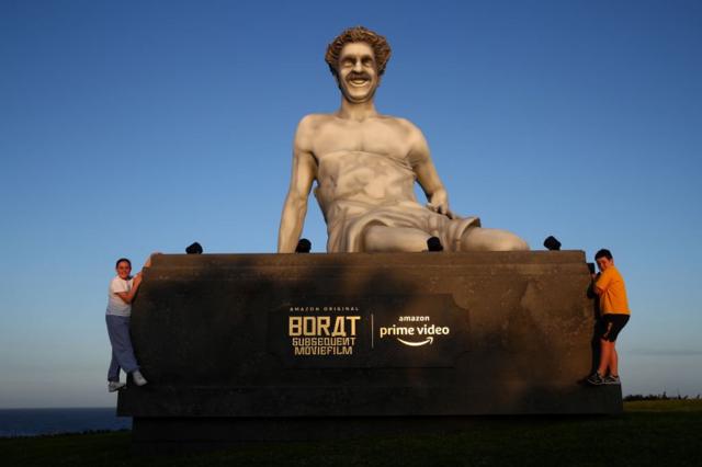 Еще одна предпремьерная акция - гигантская статуя Бората установленная в австралийском Сиднее 22 октября 2020 г.