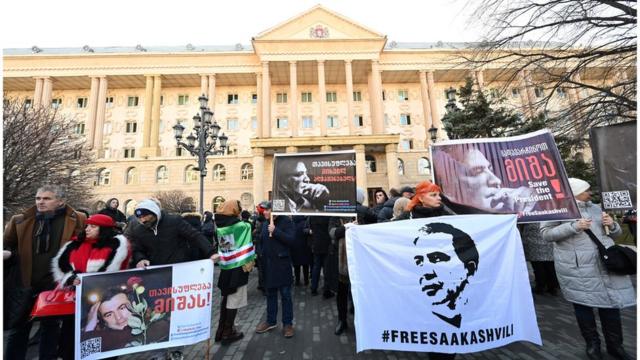 Сторонники Михаила Саакашвили у здания тбилисского суда
