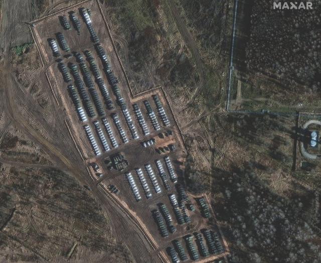 На спутниковом снимке Ельни (Смоленская область) 1 ноября видны танки, БТР и другая техника