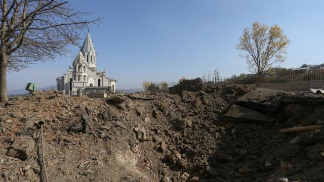 церковь в Шуше на фоне воронки от разрыва снаряда, 29 октября 2020